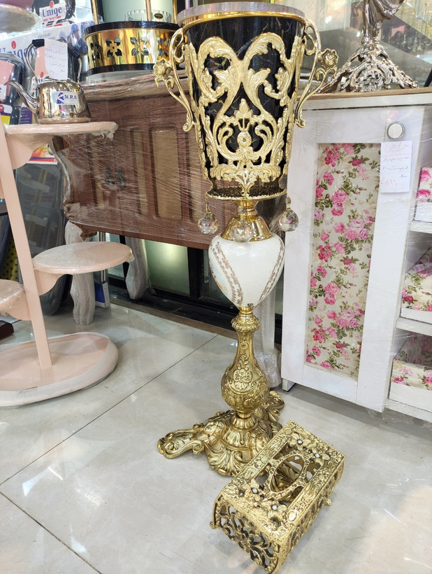 سطل و جا دستمال کنار سالنی بزرگ حباب دار ( موجود در دو رنگ طلایی و نقره ای )