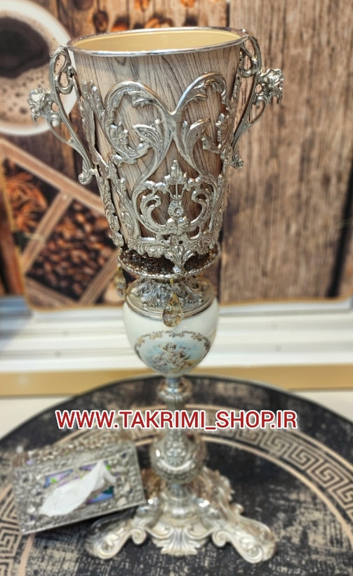 سطل و جا دستمال کنار سالنی بزرگ حباب دار ( موجود در دو رنگ طلایی و نقره ای )