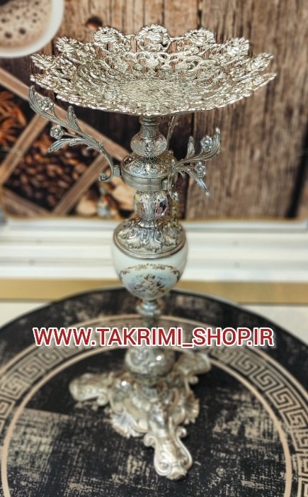 میز بار میوه خوری ایستاده کنار سالنی سلطنتی ( با ظرف میوه متوسط ) ( نقره ای و طلایی )