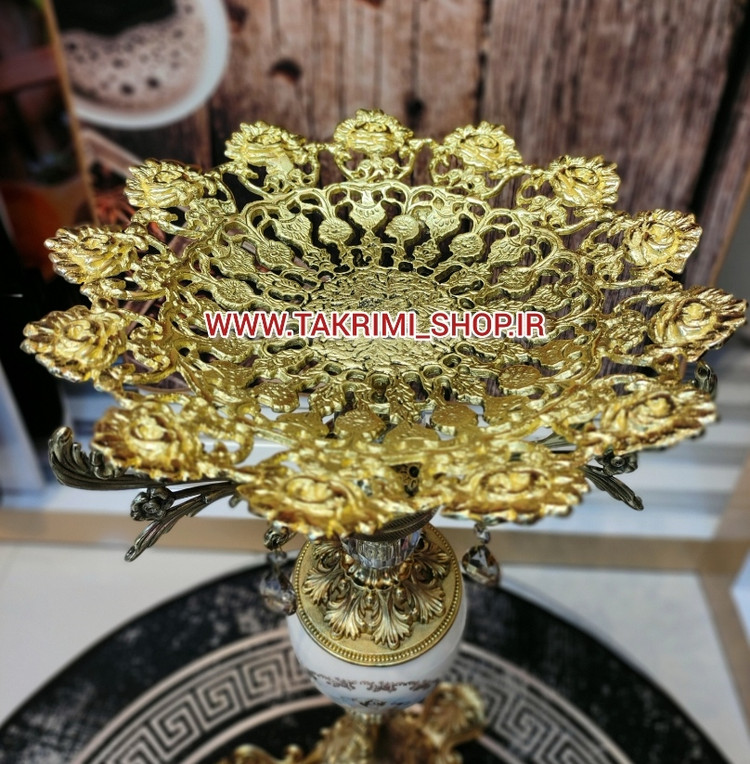 میز بار میوه خوری ایستاده کنار سالنی سلطنتی ( با ظرف میوه متوسط ) ( نقره ای و طلایی )