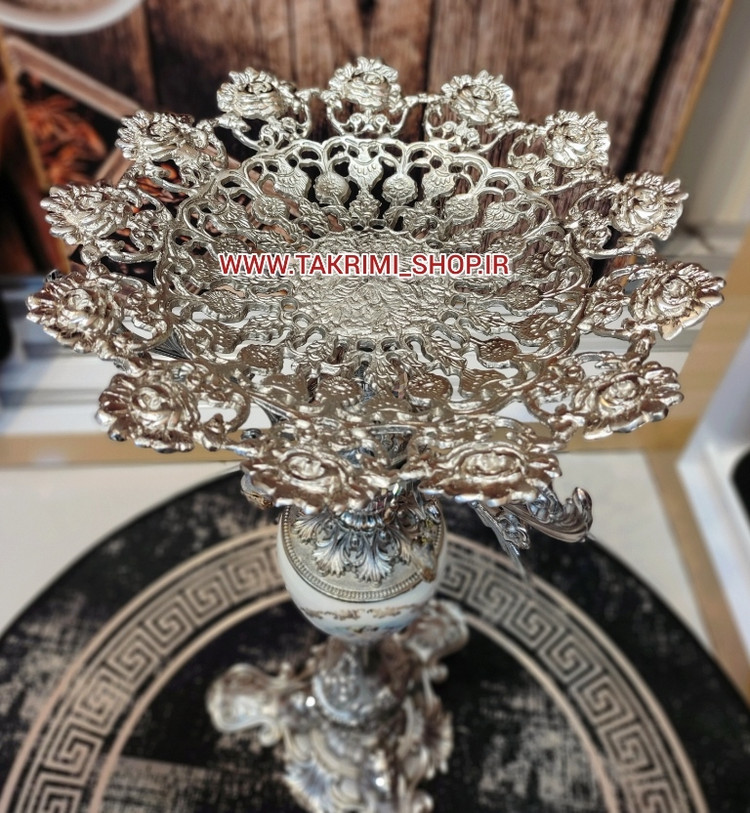 میز بار میوه خوری ایستاده کنار سالنی سلطنتی ( با ظرف میوه متوسط ) ( نقره ای و طلایی )