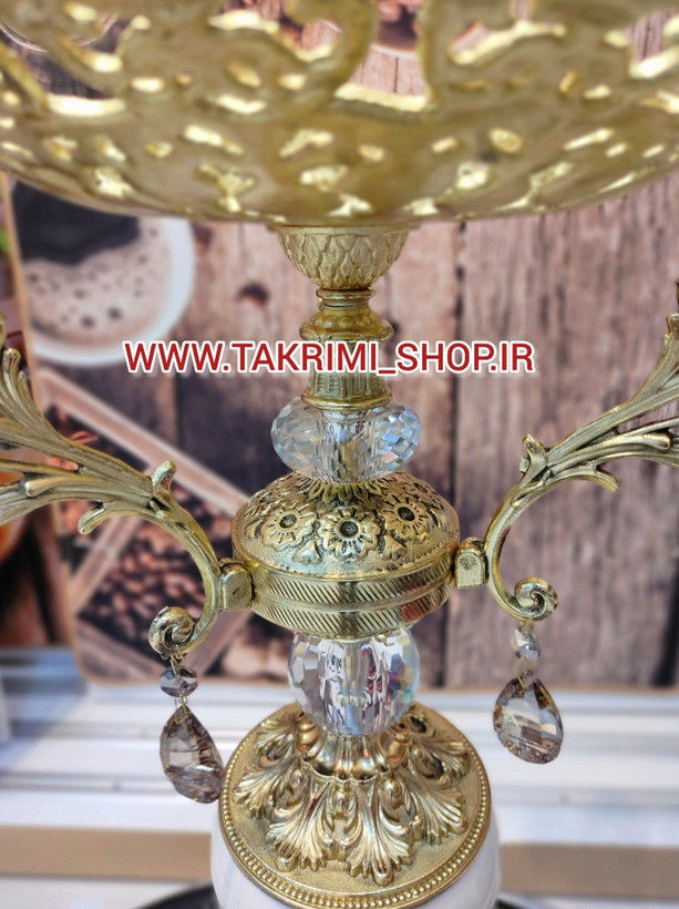 میز بار میوه خوری ایستاده کنار سالنی سلطنتی ( با ظرف میوه متوسط ) ( نقره ای و طلایی )