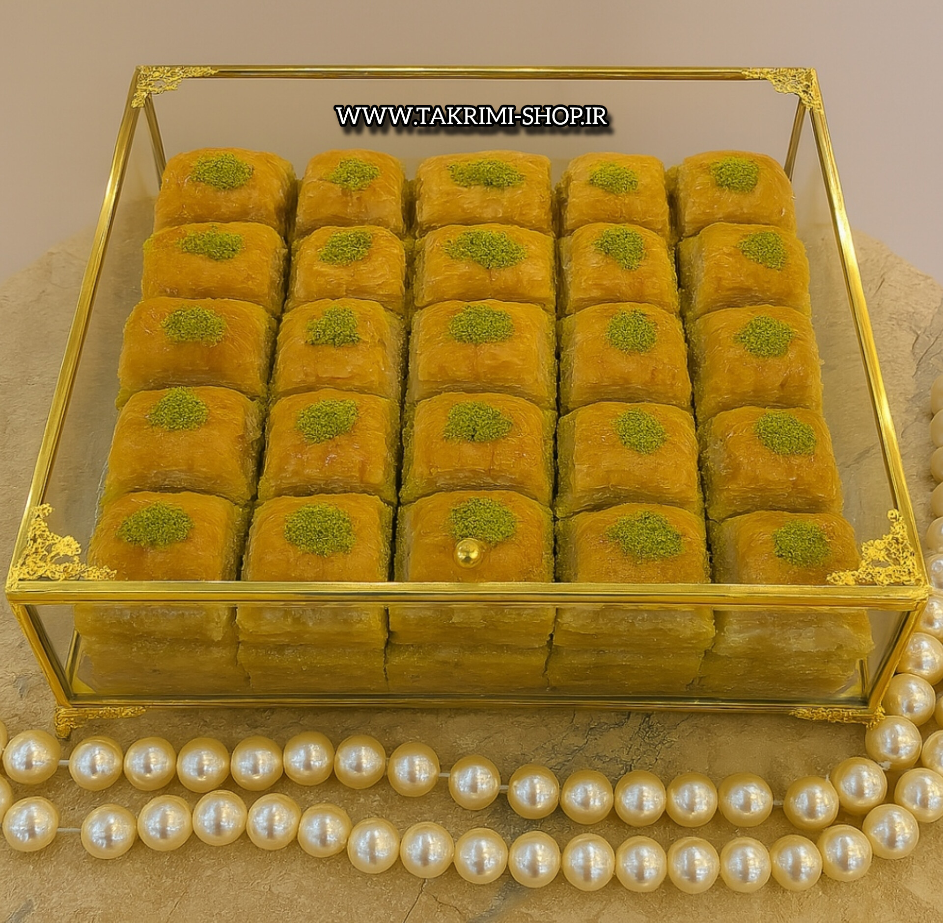 باکس شیشه ای خواستگاری ( متوسط ) خاستگاری شیرینی مینی کاپ کیک باقلوا درب دار مربع طلایی جنس شیشه ای و برنجی