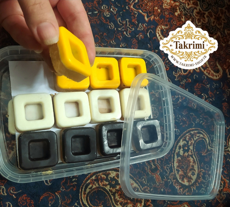 برشتوک شکلاتی ویژه ( 400 گرمی ) خوشمزه مدل مربع خانگی طبیعی ویژه تکریمی شاپ ( آرد سفید ، آرد نخود ، کره طبیعی یا روغن قنادی ( به انتخاب مشتری) ، شکلات ، پودر قند ، هل ، زنجبیل ، دارچین )