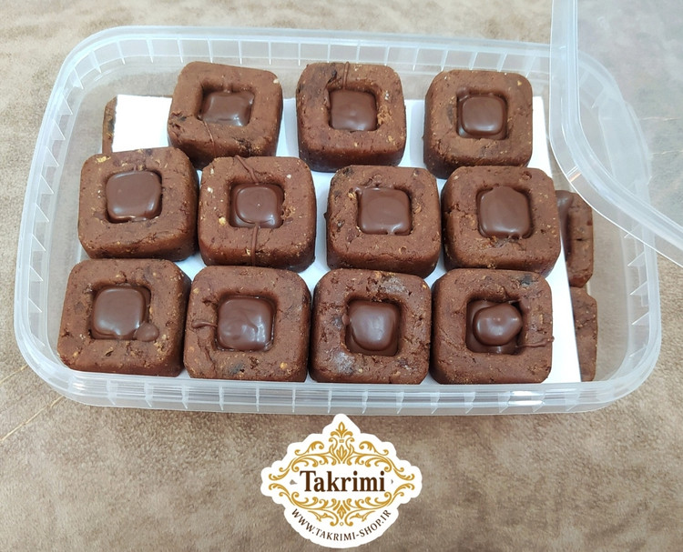 شکلات خرمایی ویژه ( 500 گرمی " نیم کیلو " ) با طعم بی نظیر مدل مربعی خانگی طبیعی ویژه تکریمی شاپ ( خرما ، بیسکویت بدون شکر ، عسل طبیعی ، پودر کاکائو ، شکلات )