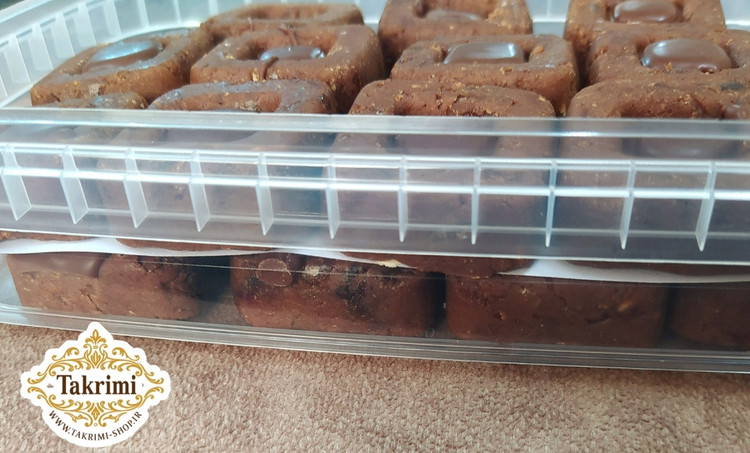 شکلات خرمایی ویژه ( 500 گرمی " نیم کیلو " ) با طعم بی نظیر مدل مربعی خانگی طبیعی ویژه تکریمی شاپ ( خرما ، بیسکویت بدون شکر ، عسل طبیعی ، پودر کاکائو ، شکلات )