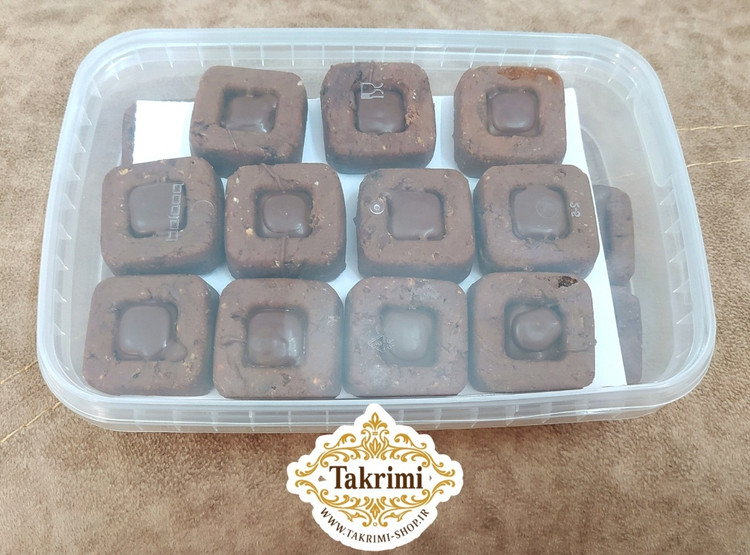 شکلات خرمایی ویژه ( 500 گرمی " نیم کیلو " ) با طعم بی نظیر مدل مربعی خانگی طبیعی ویژه تکریمی شاپ ( خرما ، بیسکویت بدون شکر ، عسل طبیعی ، پودر کاکائو ، شکلات )