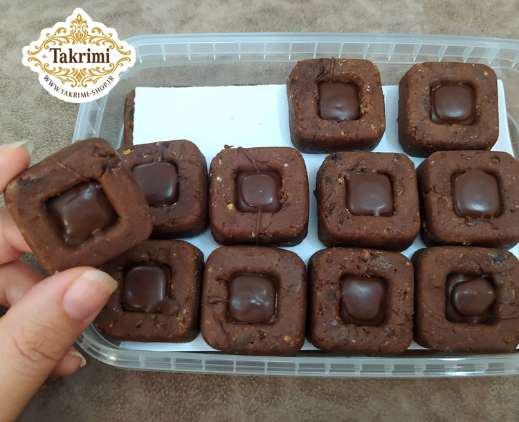 شکلات خرمایی ویژه ( 500 گرمی " نیم کیلو " ) با طعم بی نظیر مدل مربعی خانگی طبیعی ویژه تکریمی شاپ ( خرما ، بیسکویت بدون شکر ، عسل طبیعی ، پودر کاکائو ، شکلات )