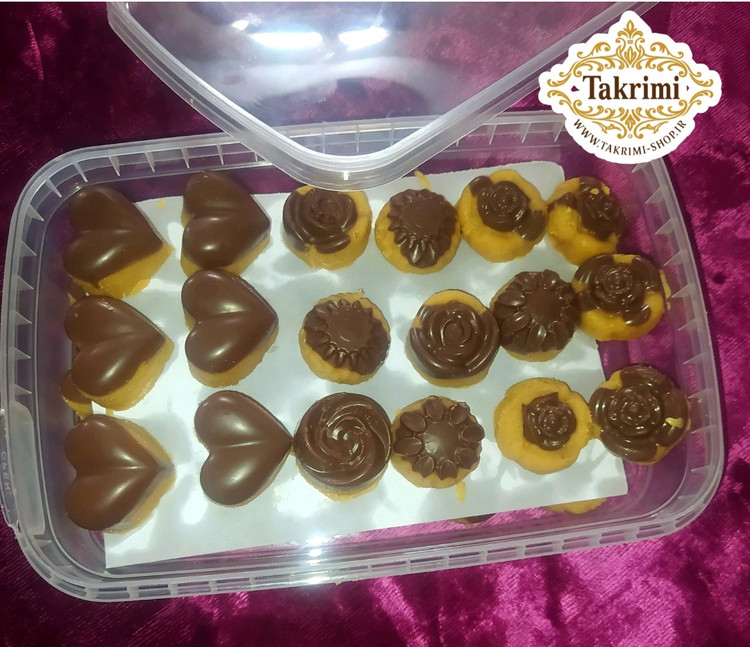 برشتوک شکلاتی ویژه ( 310 گرمی ) خوشمزه 4 مدل خانگی طبیعی ویژه تکریمی شاپ ( آرد سفید ، آرد نخود ، کره طبیعی یا روغن قنادی ( به انتخاب مشتری) ، شکلات ، پودر قند ، هل ، زنجبیل ، دارچین )