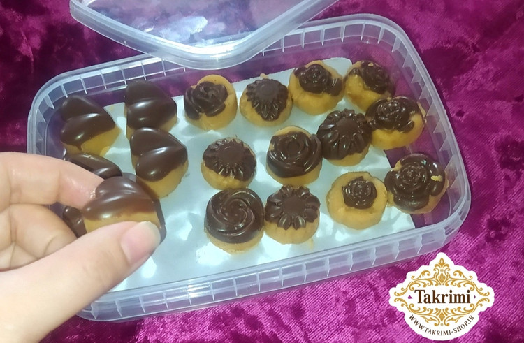 برشتوک شکلاتی ویژه ( 310 گرمی ) خوشمزه 4 مدل خانگی طبیعی ویژه تکریمی شاپ ( آرد سفید ، آرد نخود ، کره طبیعی یا روغن قنادی ( به انتخاب مشتری) ، شکلات ، پودر قند ، هل ، زنجبیل ، دارچین )