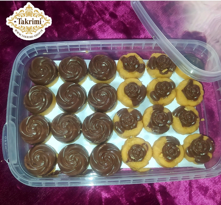 برشتوک شکلاتی ویژه ( 330 گرمی ) خوشمزه 2 مدل خانگی طبیعی ویژه تکریمی شاپ ( آرد سفید ، آرد نخود ، کره طبیعی یا روغن قنادی ( به انتخاب مشتری) ، شکلات ، پودر قند ، هل ، زنجبیل ، دارچین )