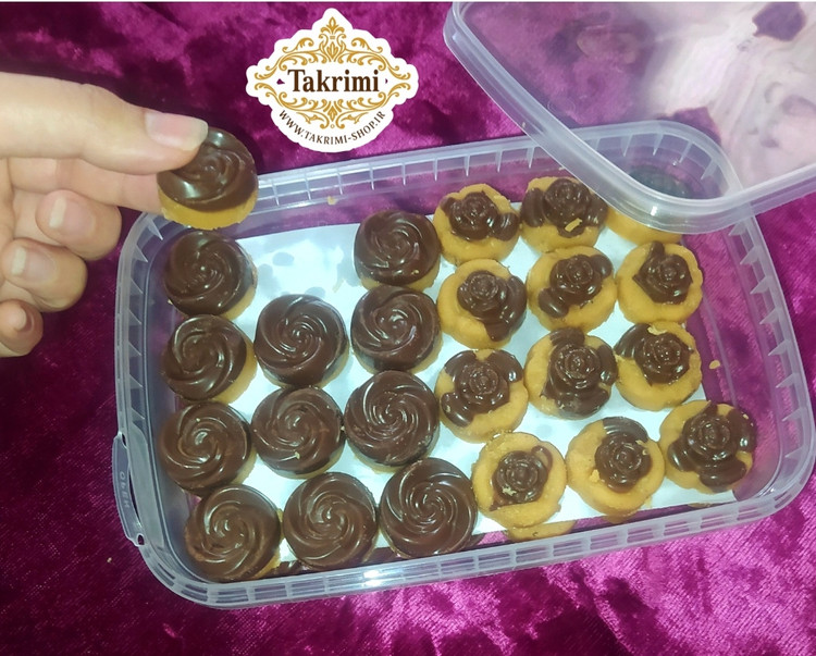برشتوک شکلاتی ویژه ( 330 گرمی ) خوشمزه 2 مدل خانگی طبیعی ویژه تکریمی شاپ ( آرد سفید ، آرد نخود ، کره طبیعی یا روغن قنادی ( به انتخاب مشتری) ، شکلات ، پودر قند ، هل ، زنجبیل ، دارچین )