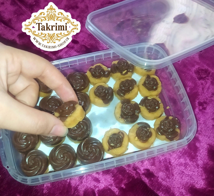 برشتوک شکلاتی ویژه ( 330 گرمی ) خوشمزه 2 مدل خانگی طبیعی ویژه تکریمی شاپ ( آرد سفید ، آرد نخود ، کره طبیعی یا روغن قنادی ( به انتخاب مشتری) ، شکلات ، پودر قند ، هل ، زنجبیل ، دارچین )