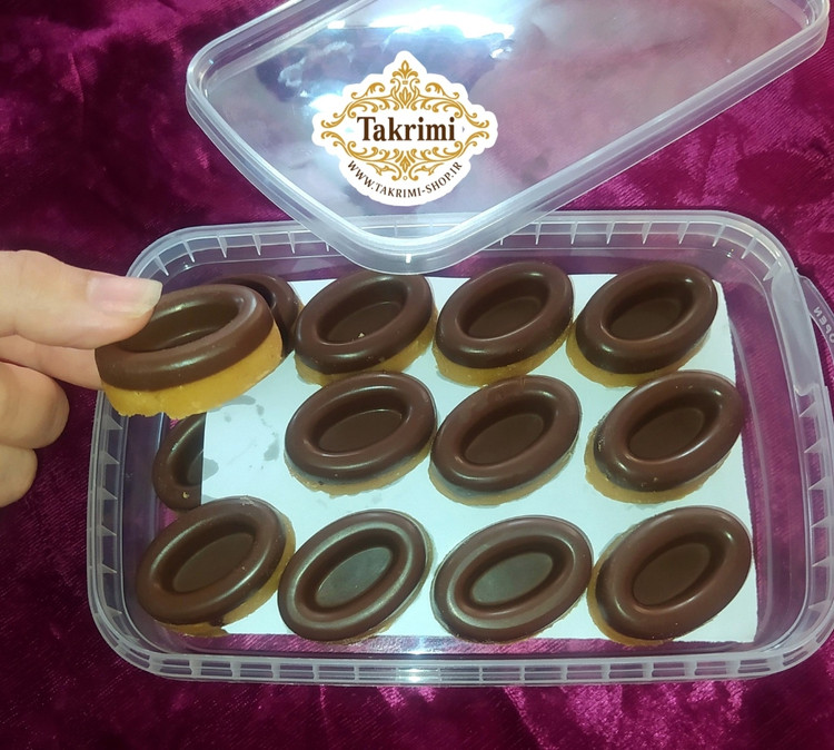 برشتوک شکلاتی ویژه ( 350 گرمی ) خوشمزه مدل بیضی خانگی طبیعی ویژه تکریمی شاپ ( آرد سفید ، آرد نخود ، کره طبیعی یا روغن قنادی ( به انتخاب مشتری) ، شکلات ، پودر قند ، هل ، زنجبیل ، دارچین )