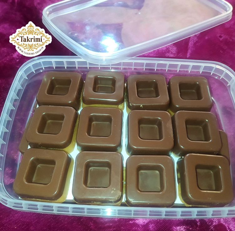 برشتوک شکلاتی ویژه ( 400 گرمی ) خوشمزه مدل مربعی خانگی طبیعی ویژه تکریمی شاپ ( آرد سفید ، آرد نخود ، کره طبیعی یا روغن قنادی ( به انتخاب مشتری) ، شکلات ، پودر قند ، هل ، زنجبیل ، دارچین )
