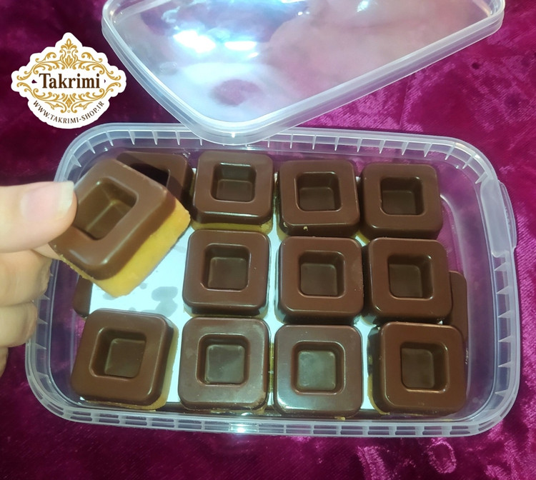برشتوک شکلاتی ویژه ( 400 گرمی ) خوشمزه مدل مربعی خانگی طبیعی ویژه تکریمی شاپ ( آرد سفید ، آرد نخود ، کره طبیعی یا روغن قنادی ( به انتخاب مشتری) ، شکلات ، پودر قند ، هل ، زنجبیل ، دارچین )