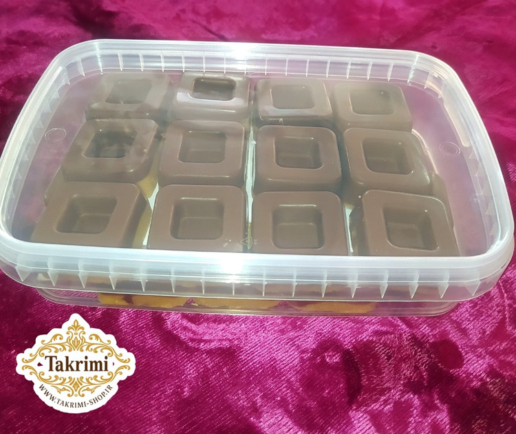 برشتوک شکلاتی ویژه ( 400 گرمی ) خوشمزه مدل مربعی خانگی طبیعی ویژه تکریمی شاپ ( آرد سفید ، آرد نخود ، کره طبیعی یا روغن قنادی ( به انتخاب مشتری) ، شکلات ، پودر قند ، هل ، زنجبیل ، دارچین )