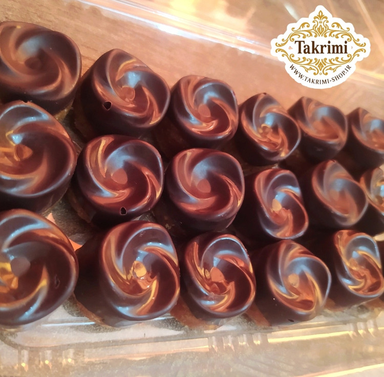 شکلات خرمایی ویژه ( 215 گرمی ) با طعم بی نظیر دارای 4 مدل خانگی طبیعی ویژه تکریمی شاپ ( خرما ، بیسکویت بدون شکر ، عسل طبیعی ، پودر کاکائو ، شکلات )